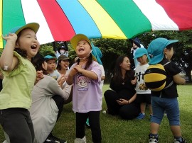 芝生広場で｢楽しかったね！｣
